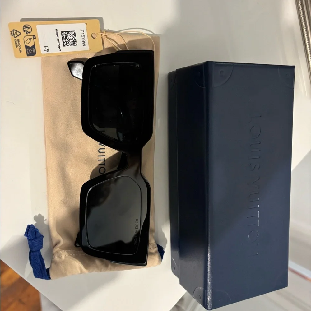 Louis Vuitton Black Square Sunglasses Bold Design - Picture 9 of 10